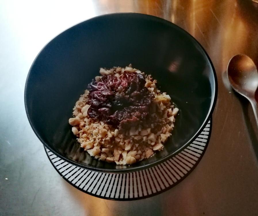 Entrée : Crumble de noisettes, courges rôties