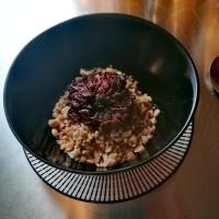 Entrée : Crumble de noisettes, courges rôties